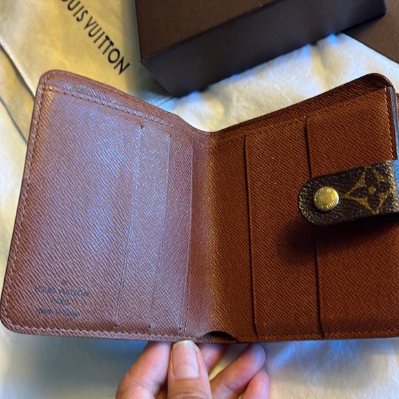 𝐀𝐔𝐓𝐇𝐄𝐍𝐓𝐈𝐂 𝐋𝐎𝐔𝐈𝐒 𝐕𝐔𝐈𝐓𝐓𝐎𝐍 𝐂𝐨𝐦𝐩𝐚𝐜𝐭 𝐖𝐚𝐥𝐥𝐞𝐭 - Picture 6 of 16